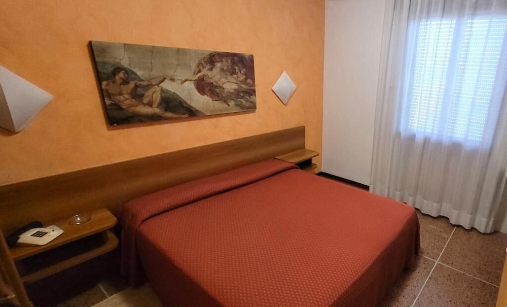 HOTEL PARADISO