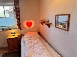 Ferienhaus mit Kaminofen in Burhave