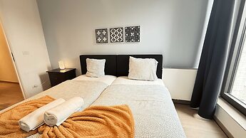Spacious 3BR 2/5 BA Near Diamond District by Oneluxstay