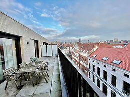 Modern 1BR Near Diamond District by Oneluxstay