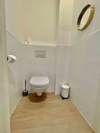 Modern 1BR Near Diamond District by Oneluxstay