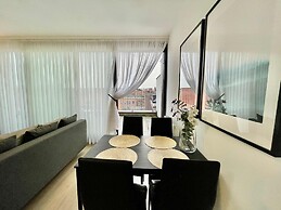 Modern 1BR Near Diamond District by Oneluxstay