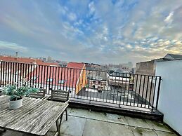 Modern 1BR Near Diamond District by Oneluxstay