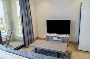 Chic Pool-view Studio With Balcony