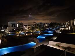 Chic Pool-view Studio With Balcony