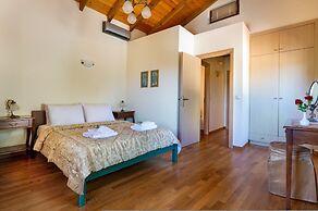 Villa Erontas Mini Pool and Heated Jacuzzi
