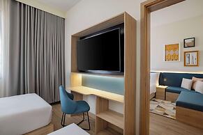 Hampton By Hilton Neom Community 2