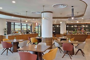 Hampton By Hilton Neom Community 2