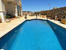 6 Guests - 3BR - Private Pool - Mountain Views