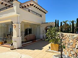 6 Guests - 3BR - Private Pool - Mountain Views