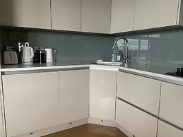 2 Bed Flat - Sleeps 4 - Parking - Wifi