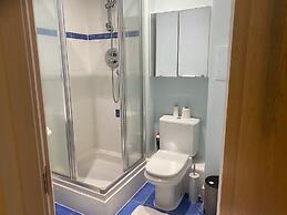 2 Bed Flat - Sleeps 4 - Parking - Wifi