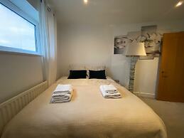 2 Bed Flat - Sleeps 4 - Parking - Wifi