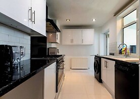 Reading - 3-bed House - Sleeps 6 - Garden - Wifi