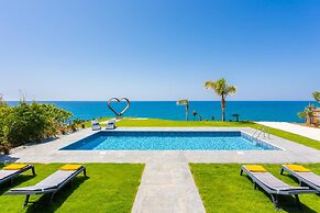 Villa Beach Heaven in Pomos