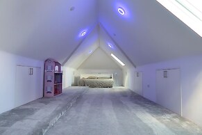 House - Sleeps 16, Parking, Pets Allowed & Jacuzzi