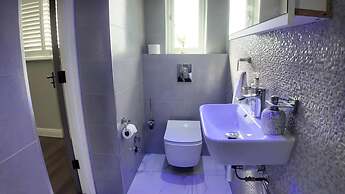 House - Sleeps 16, Parking, Pets Allowed & Jacuzzi
