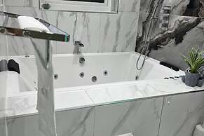 House - Sleeps 16, Parking, Pets Allowed & Jacuzzi