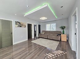 House - Sleeps 16, Parking, Pets Allowed & Jacuzzi