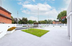 House - Sleeps 16, Parking, Pets Allowed & Jacuzzi