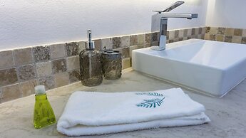 Luxury Studio Rooftop Pool and Jacuzzi