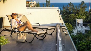 Luxury Studio Rooftop Pool and Jacuzzi