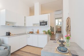 A Step From the Dome Apartment by Rent all Como