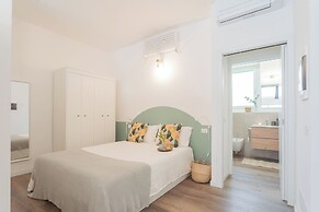 A Step From the Dome Apartment by Rent all Como