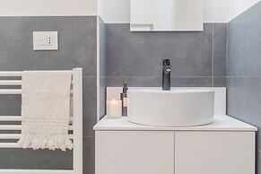 A Step From the Lake Apartment by Rent all Como