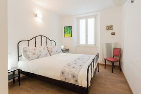 Da Pia in Historycal Como City Centre by Rent all Como
