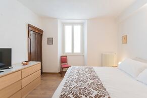 Da Pia in Historycal Como City Centre by Rent all Como