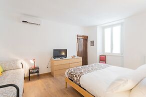 Da Pia in Historycal Como City Centre by Rent all Como