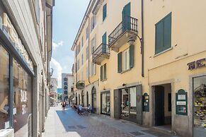 Da Pia in Historycal Como City Centre by Rent all Como