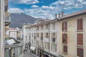 Garibaldi's Balcony by Rent all Como