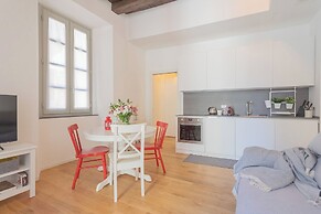 Independence Apartment With Balcony by Rent all Como