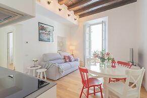 Independence Apartment With Balcony by Rent all Como