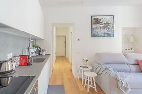 Independence Apartment With Balcony by Rent all Como