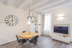 Modern & Stylish Apartment in Como City by Rent all Como