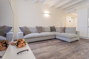 Modern & Stylish Apartment in Como City by Rent all Como