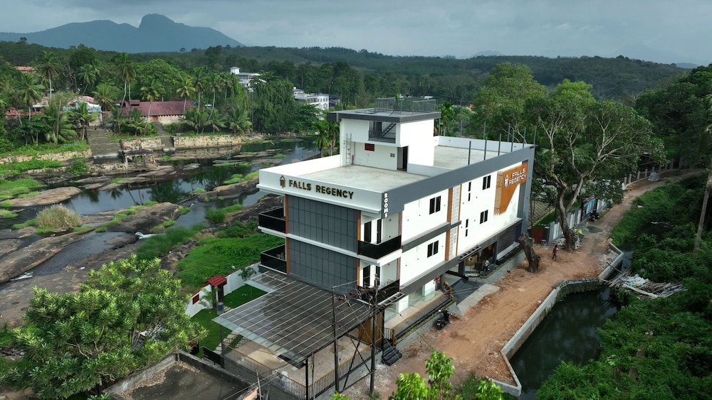 Falls Regency