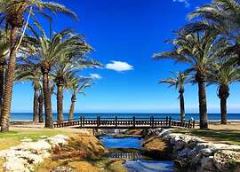 Sunny Coastal Retreat for 4