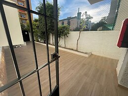 Sunny Coastal Retreat for 4