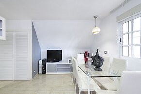 Sunny Coastal Retreat for 4