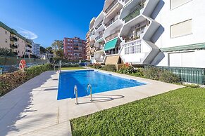 Sunny Coastal Retreat for 4