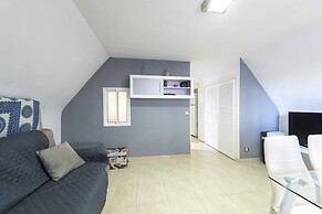 Sunny Coastal Retreat for 4