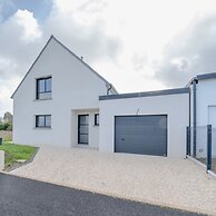 Pretty new House With Small sea View