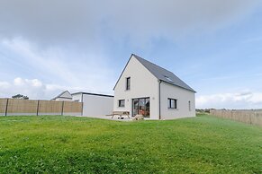 Pretty new House With Small sea View