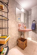 Chic 2BR Bright Penthouse With Open Wood Staircase