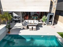 4 Bed Villa - Sleeps 8 - Pool - Garden - Parking