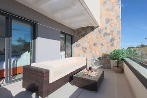 4 Bed Villa - Sleeps 8 - Pool - Garden - Parking
